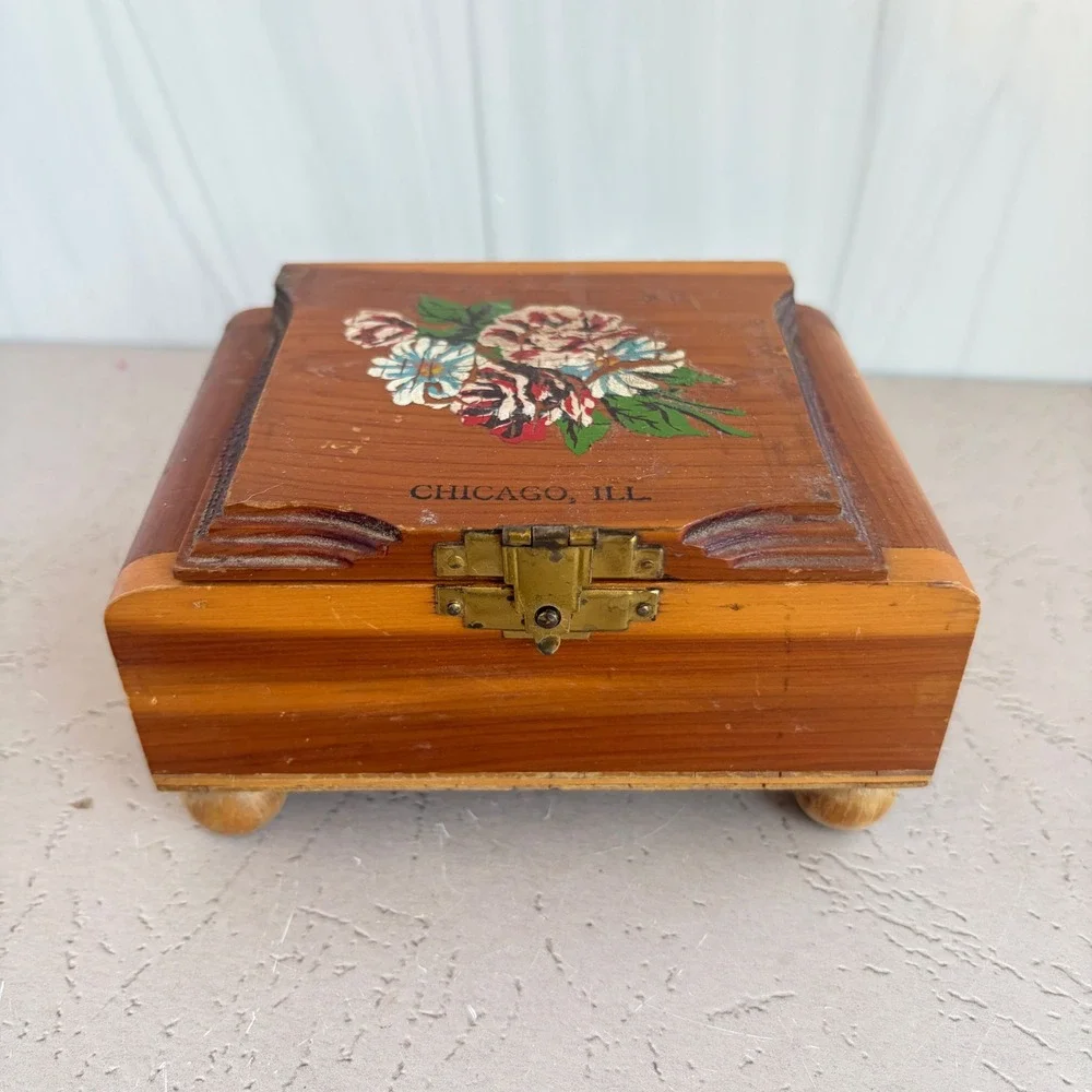 Vintage Chicago Illinois Cedar Wood Floral Trinket Jewelry Box with Ball Feet